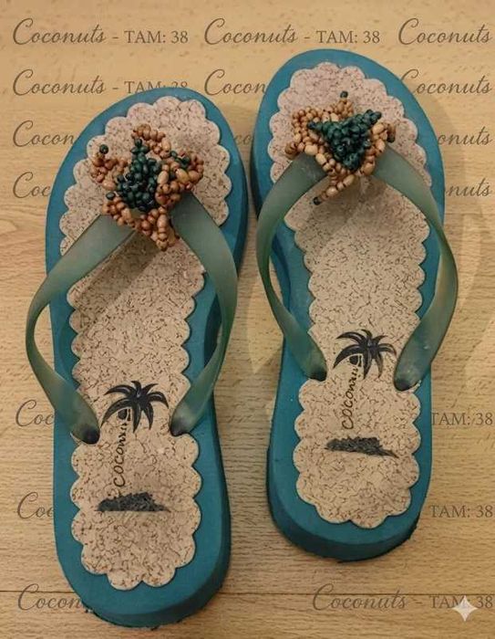 Par de chinelos apresenta um design de inspiração tropical