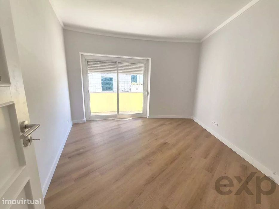 Apartamento T5 com elevador e varanda em Entrecampos