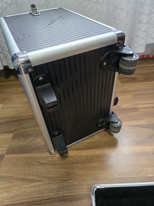 Walizka kosmetyczna ma kółkach