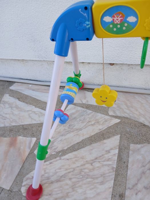 Brinquedo de crianca, a trabalhar com pilhas, música  e luzes.