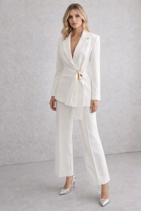 Jasny śmietankowy garnitur z ozdobą Varlesca chicaca S M