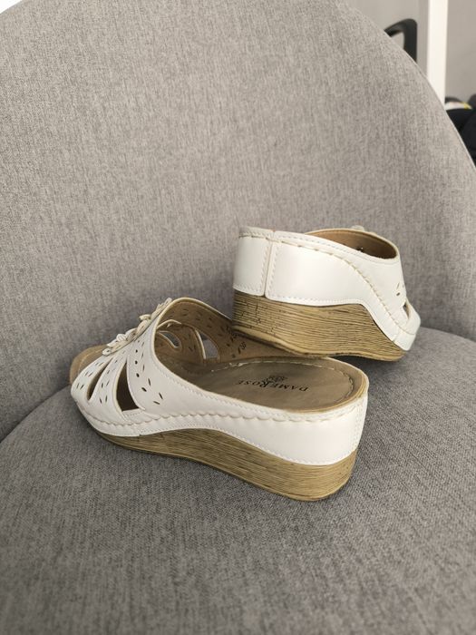 Жіночі шльопанці на платформі