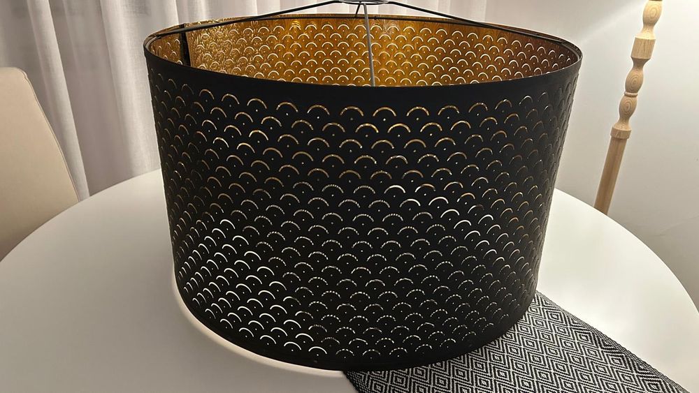 Candeeiros pretos com interior Dourado