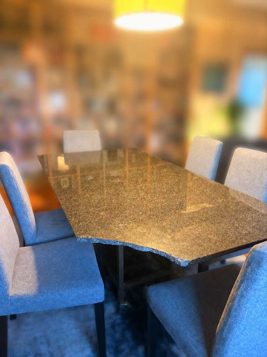 Mesa em Granito Negro Impala 2x1 m – Estrutura Metálica – Canto Partido