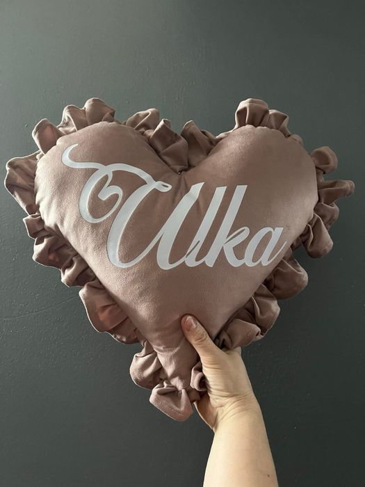 Poduszka dekoracyjna w ksztalcie serca serce napis imie welur welurowa