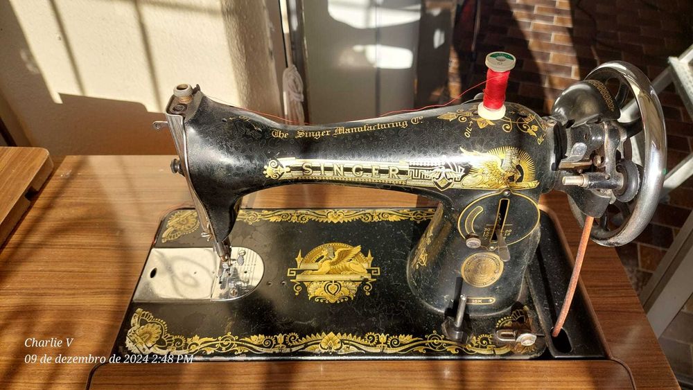 Máquina de Costura Singer 15K com móvel