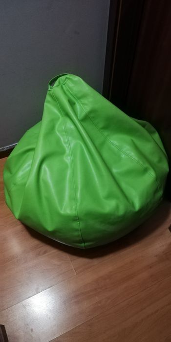 Vendo puff em pele cor verde 
Confor