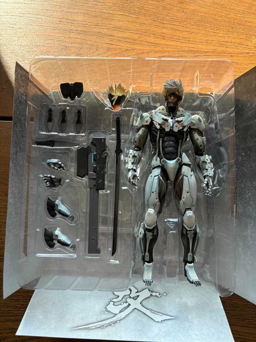 Action Figure: METAL GEAR RISING REVENGEANCE Raiden White Armor Play Arts Kai Konami