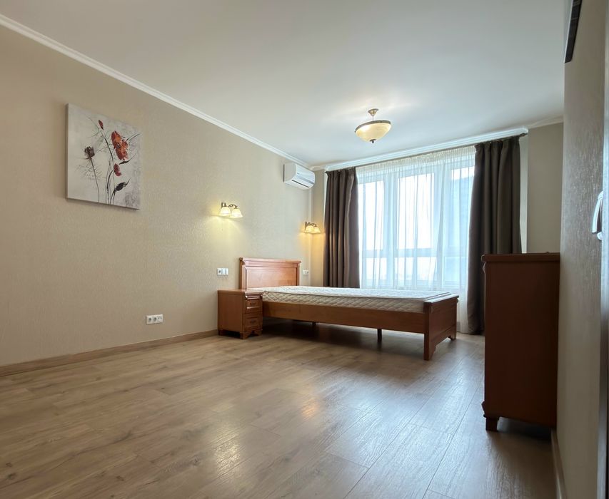 Глушкова 9в, біля Виставкового центру, 1 кімнатна 54м2, є генератор