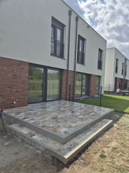 Brukarstwo | Ścieżki | Tarasy | Podjazdy | Równanie terenu | Odwodnienia, studnie, drenaże | Mycie kostki | Szybkie terminy realizacji