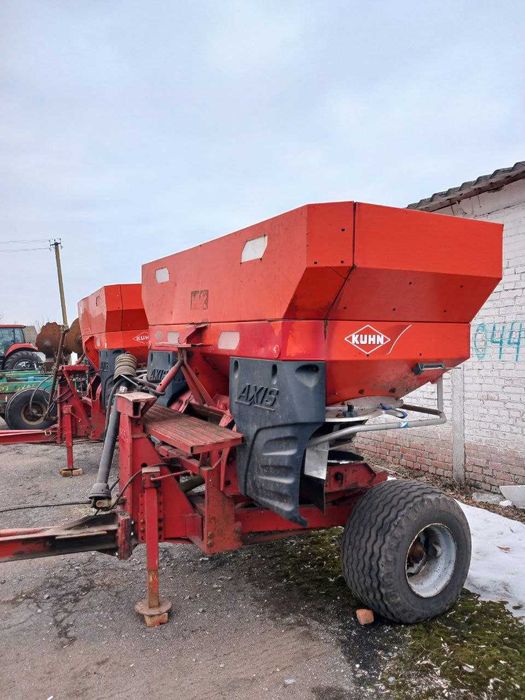 Розкидачі міндобрив КUHN AXIS 30.1