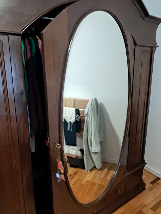 Guarda vestidos com gavetas e espelho