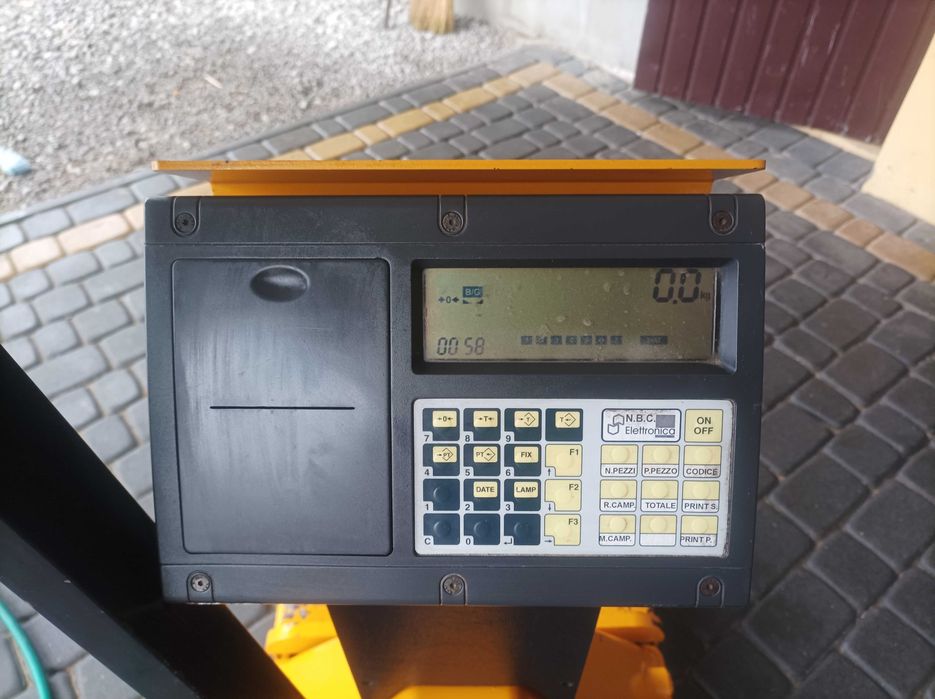 Paleciak z wagą elektroniczną 2000 kg