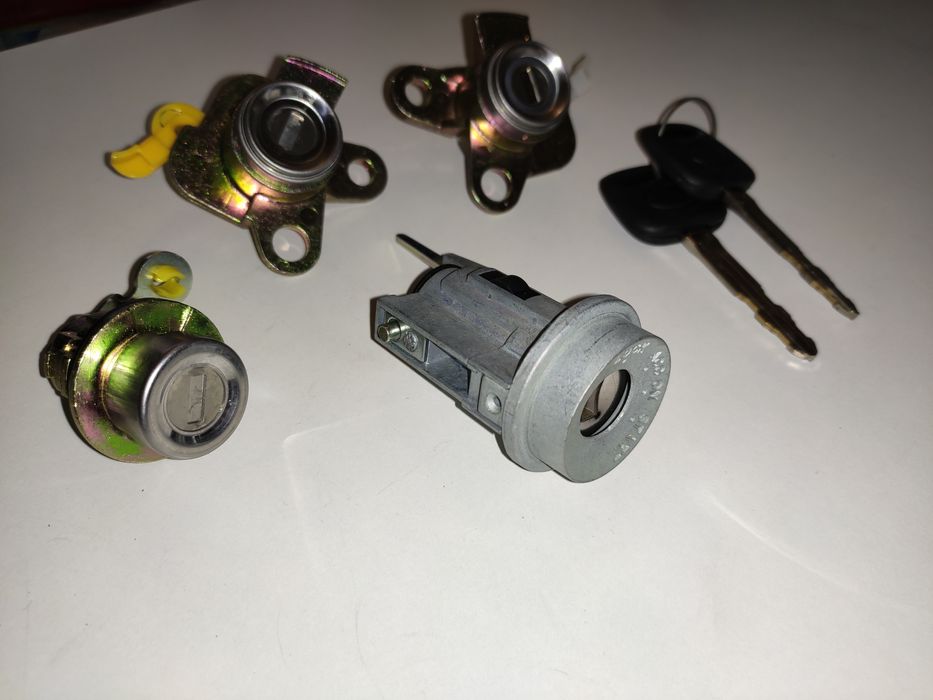 Комплект личинок замков Toyota Corolla E11, набор с ключами Корола Е11