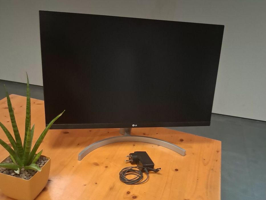 Monitor LG de 27" em bom estado geral