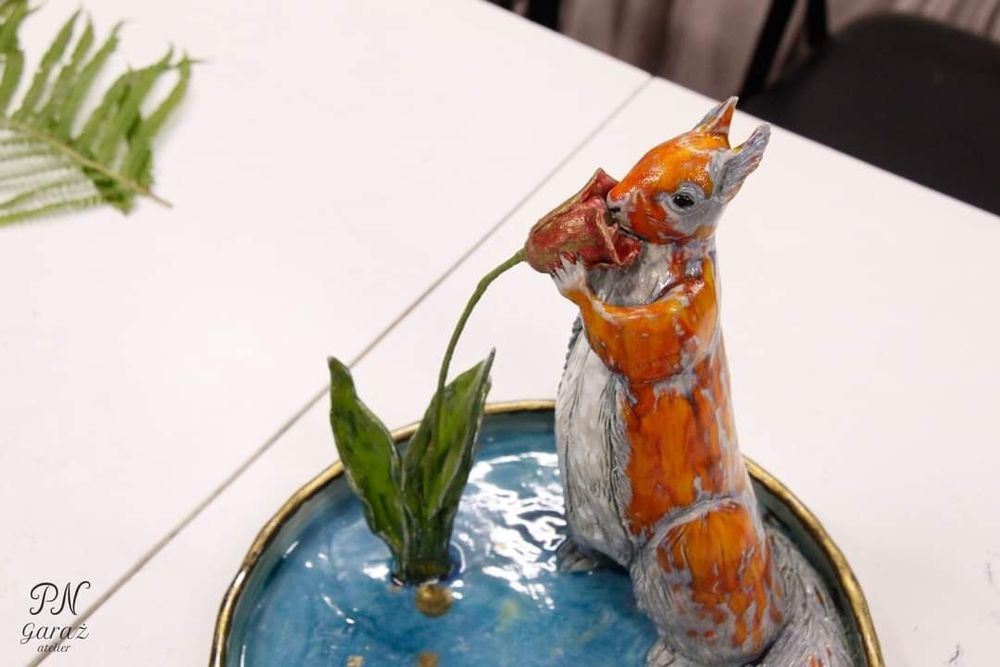 Witam,  patera ceramiczna z wiewiórką i tulipanem