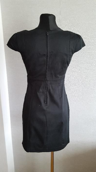 elegancka mała czarna orsay ołówkowa dopasowana s 36