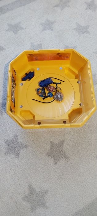Beyblades + pista