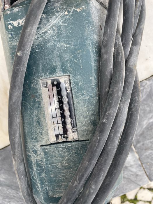 Rebarbadora com prato de bujardar bosch