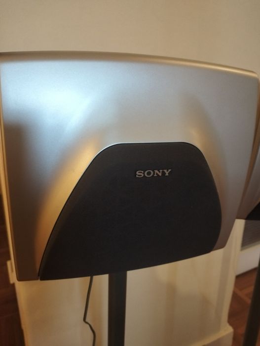 Duas colunas Sony com pés