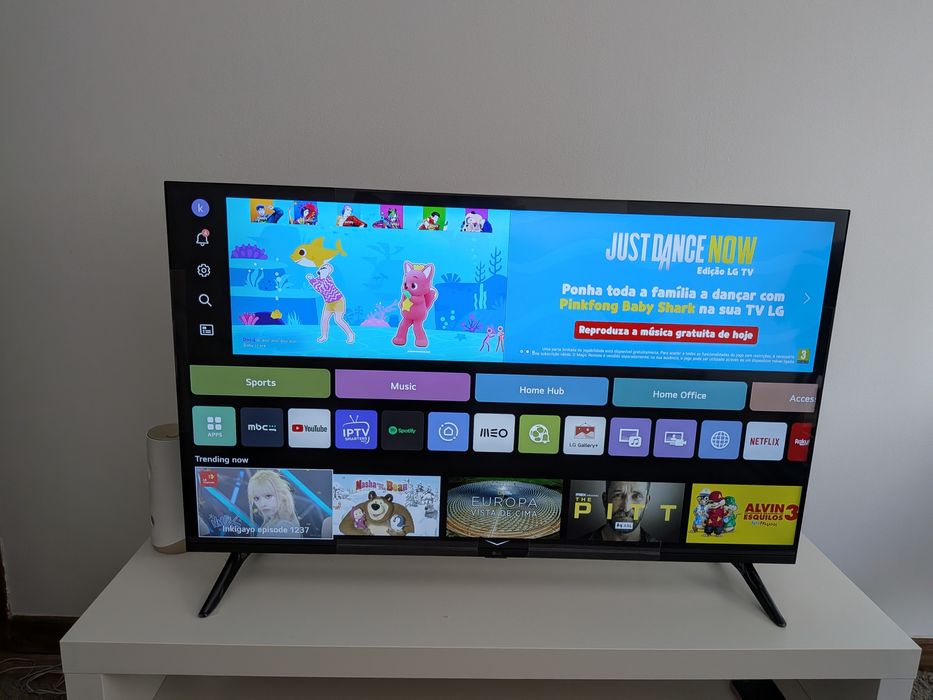 LG smart TV with Magig remote ,with the box and used like new