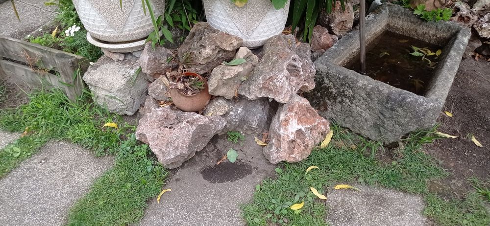 Pedras perfuradas para jardim