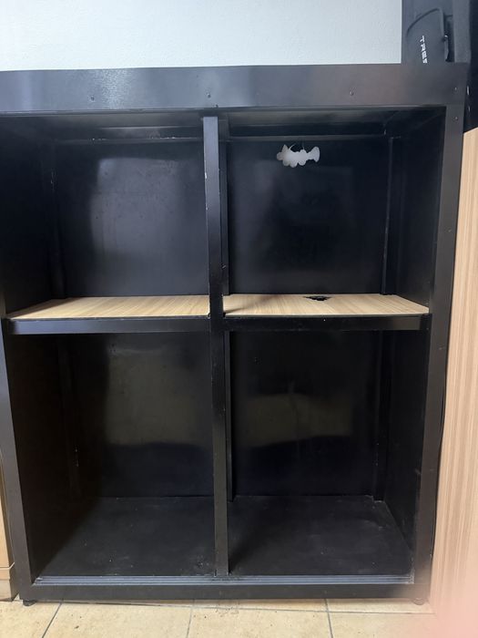 Estante com portas para 6 aquarios