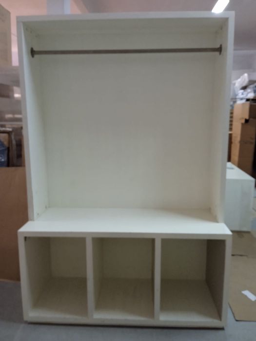 Armario expositor de cabides e catalogos