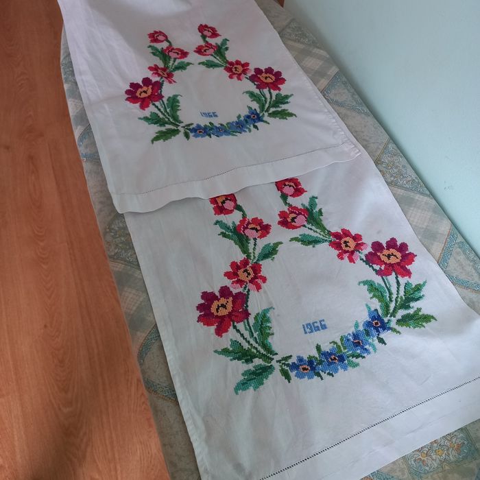 Продаю вишитий рушник та скатертину