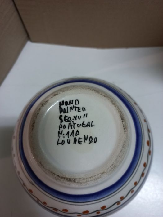 Bomboneira em faiança decorativa de Coimbra - peça numerada.
Pintado à