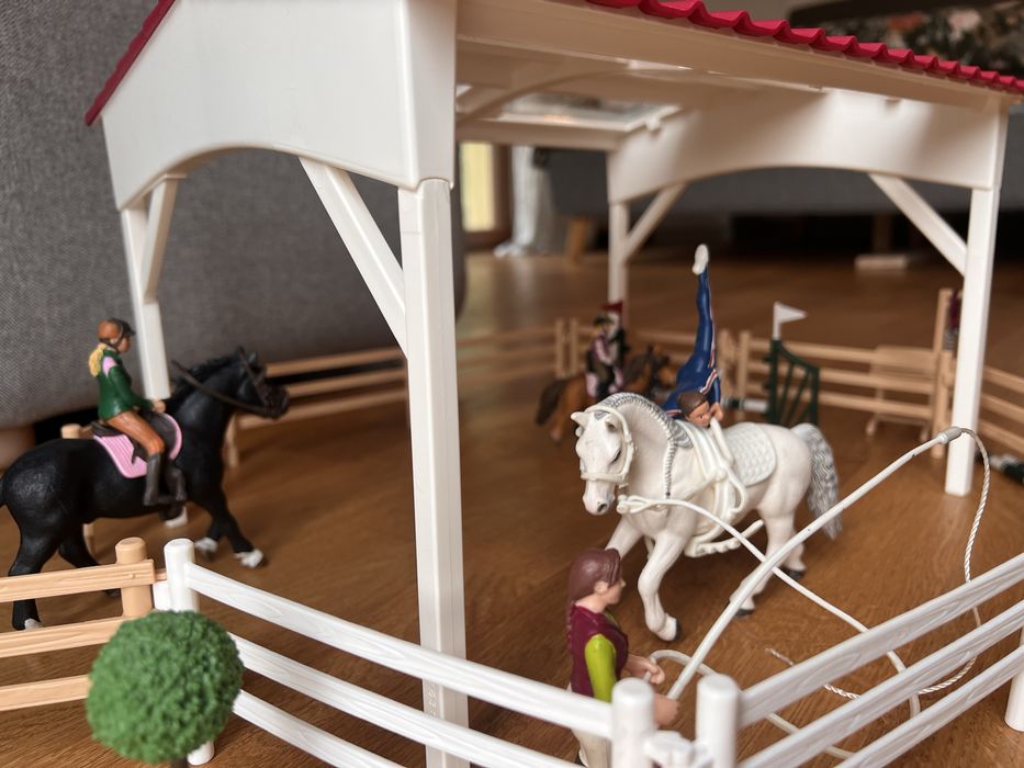 Zestaw schleich plac do jazdy z zadaszeniem