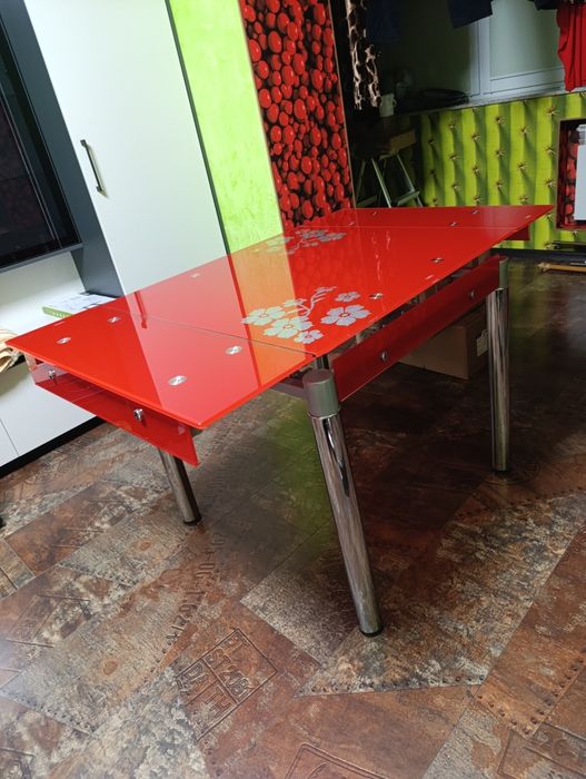 Стол с комплектом стульев