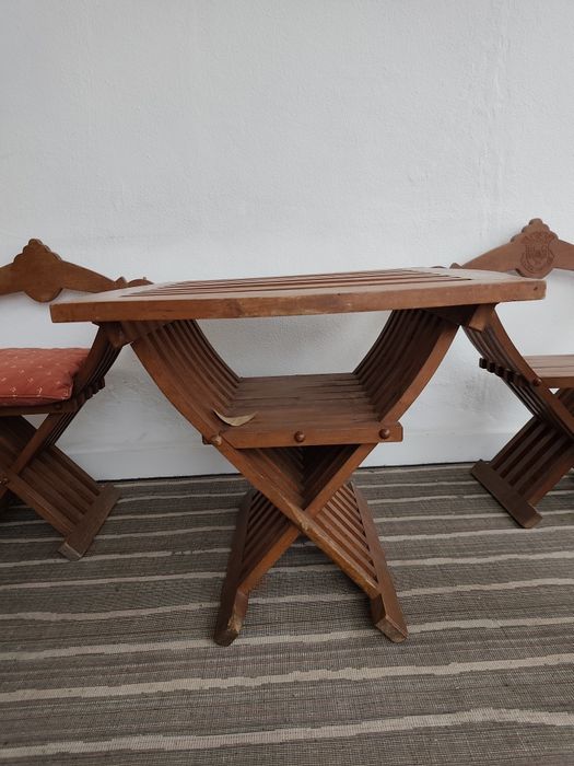 Conjunto mesa e cadeiras com almofadas