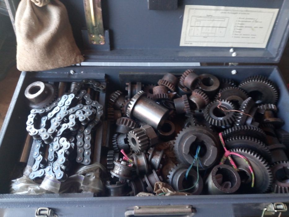 шестерни 675 , 676 , привід