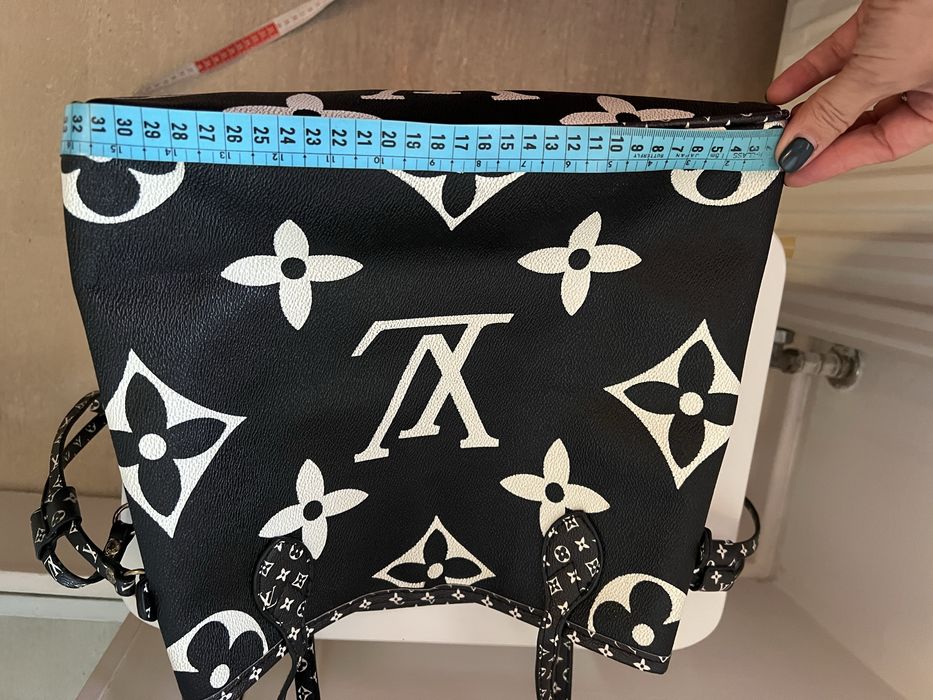 Mala LV em preto com interior vermelho