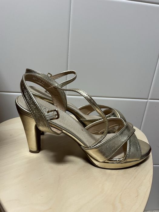 Sapatos dourados