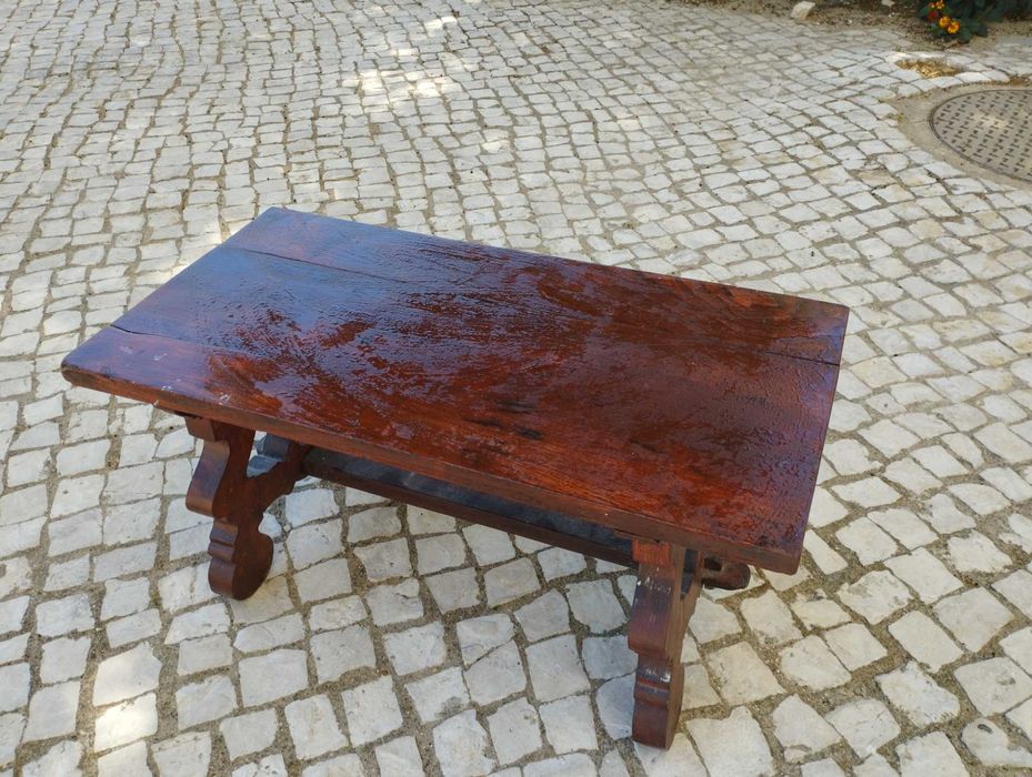 Mesa de sala muito antiga
