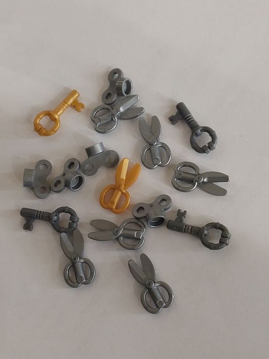 Lego elementy, klucz, nożyczki