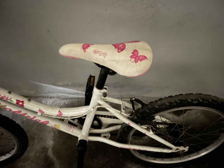 Bicicleta de menina com cestinho em bom estado. Roda 20