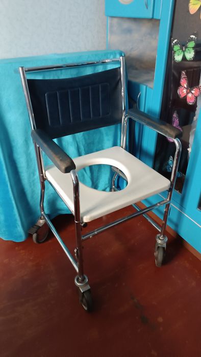 Инвалидное кресло с унитазом