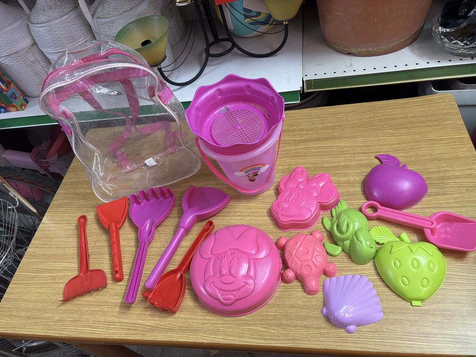 Brinquedos de praia e dois carrinhos com rodinhas