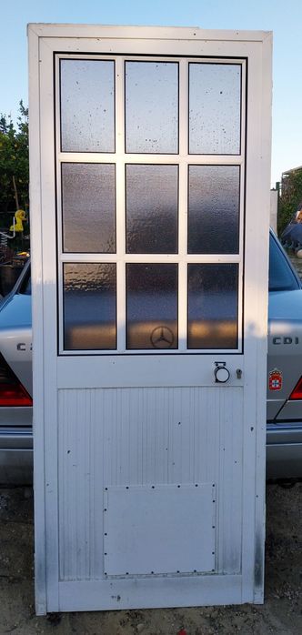 Porta de alumínio com caixilharia.