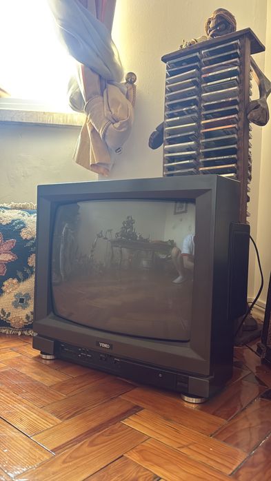 2 televisões antigas