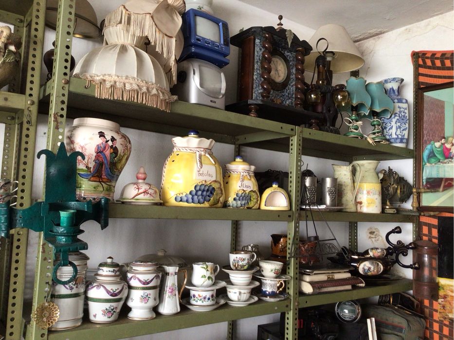 Lote deantiguidades e velharias para venda todas em bom estado.ver todas as fotos ,preços para revendedores.