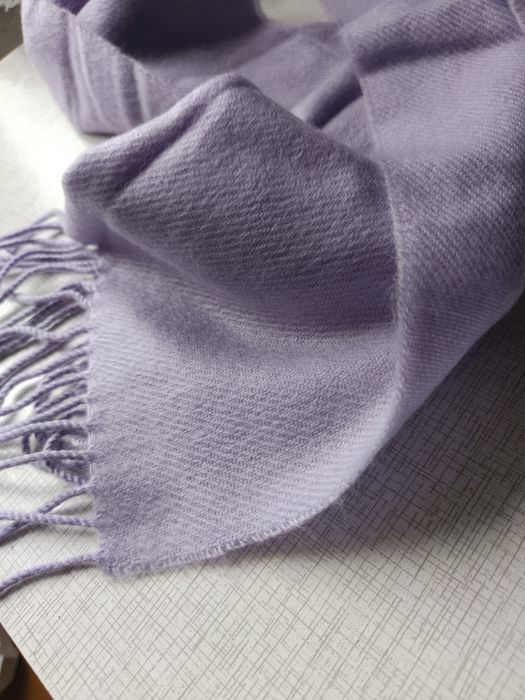 Szalik liliowy z frędzlami wool touch  150 cm dł, szer.30 cm.