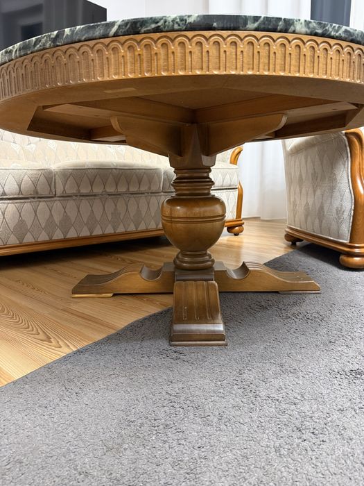 Zestaw kanapa, stół i dwa fotele