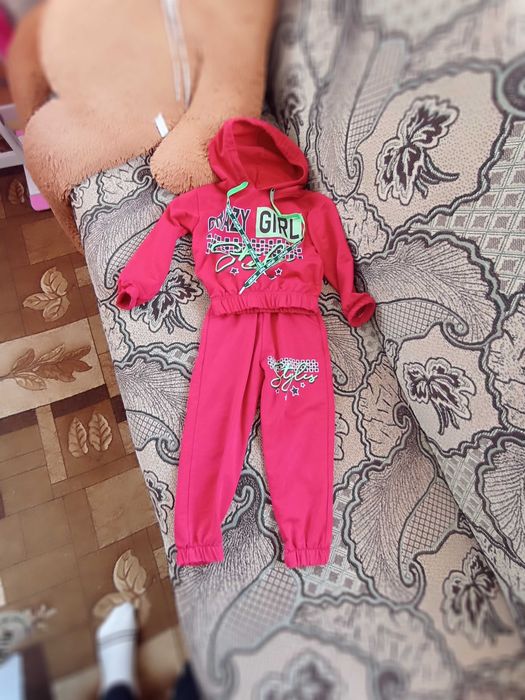 Костюм двійка червоного кольору ,на 3 роки дівчинка стан 10 з 10