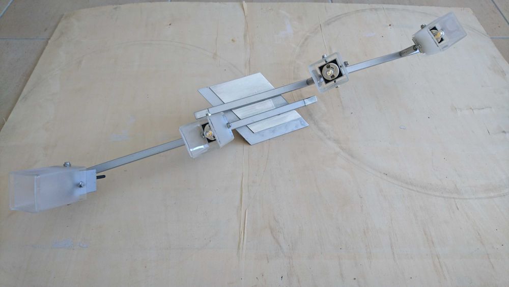 Candeeiro de parede com focos em vidro