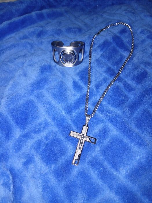 Fio com cruz de jesus Cristo e relógio da swatch