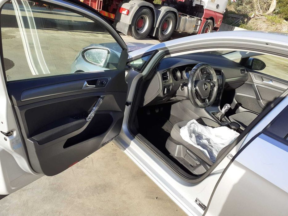 Volkswagen Golf 1.6 TDI (97-NT-37) – Com Avaria de Motor